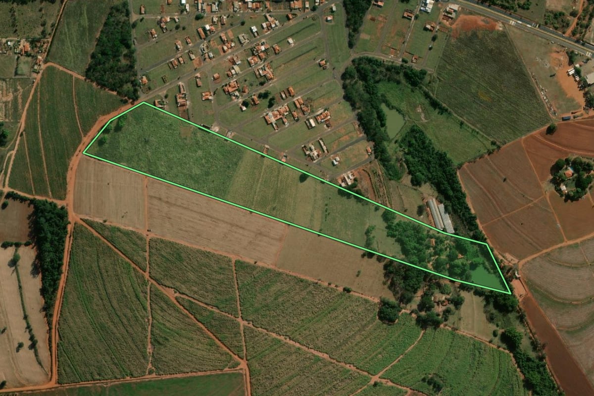 Imagem de satélite do imóvel rural em Tabatinga (SP), com o contorno declarado no CAR desenhado por cima.