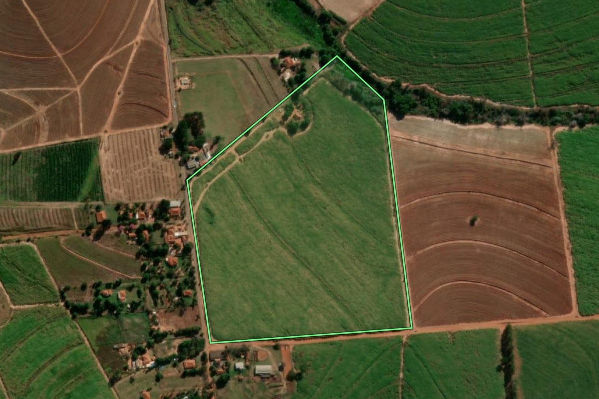 Imagem de satélite do imóvel rural em Tabatinga (SP), com o contorno declarado no CAR desenhado por cima.