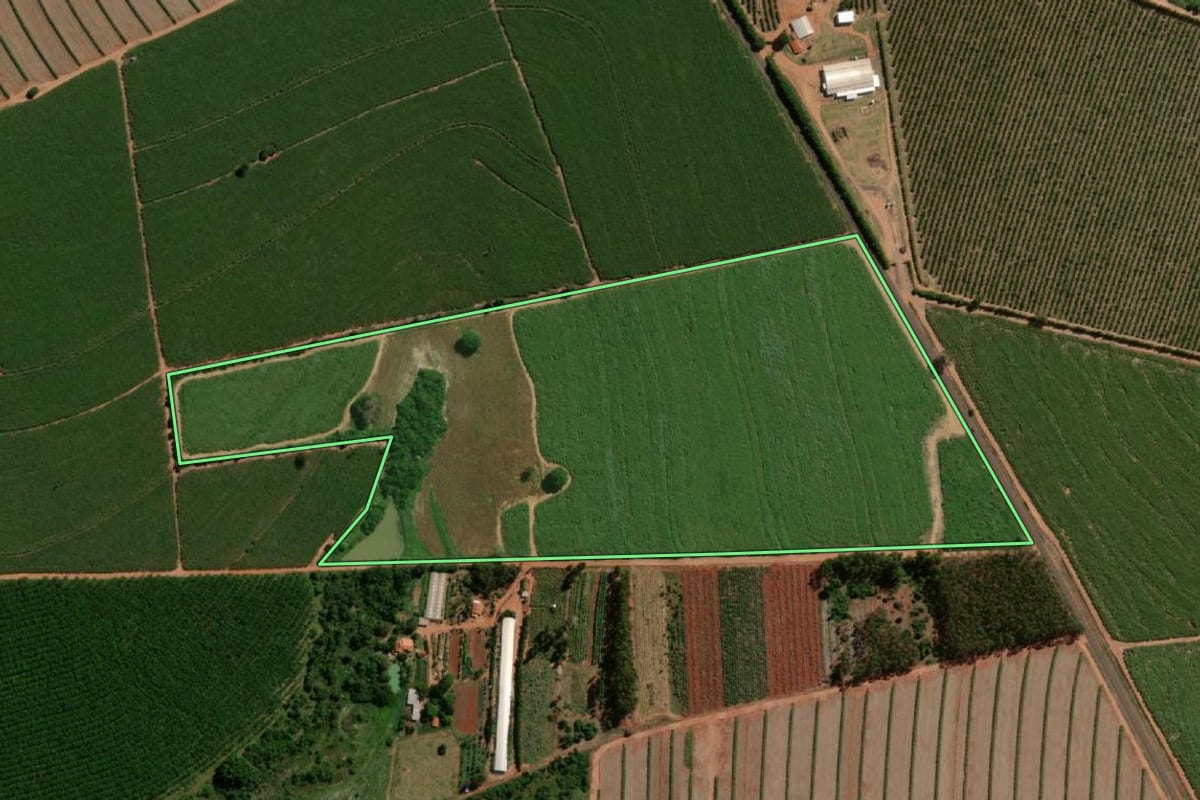 Imagem de satélite do imóvel rural em Tabatinga (SP), com o contorno declarado no CAR desenhado por cima.