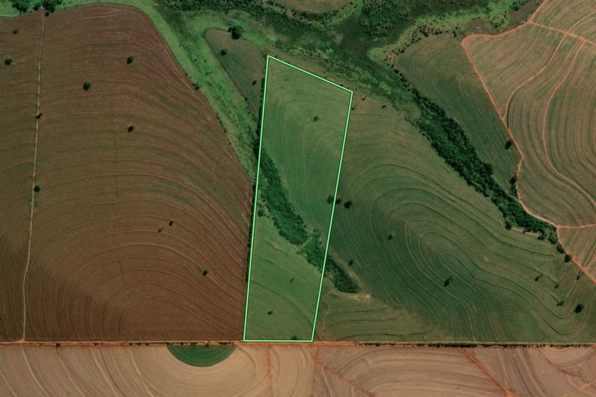 Imagem de satélite do imóvel rural em Taciba (SP), com o contorno declarado no CAR desenhado por cima.
