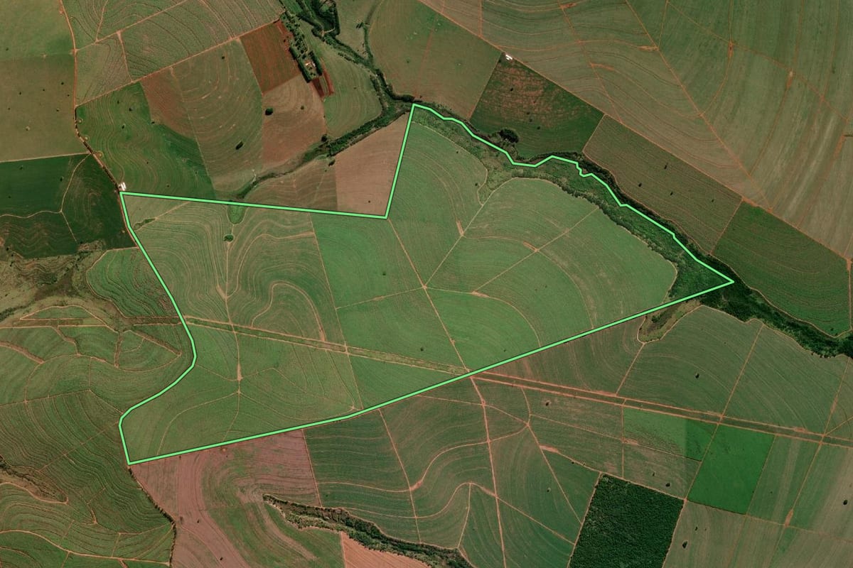 Imagem de satélite do imóvel rural em Taciba (SP), com o contorno declarado no CAR desenhado por cima.