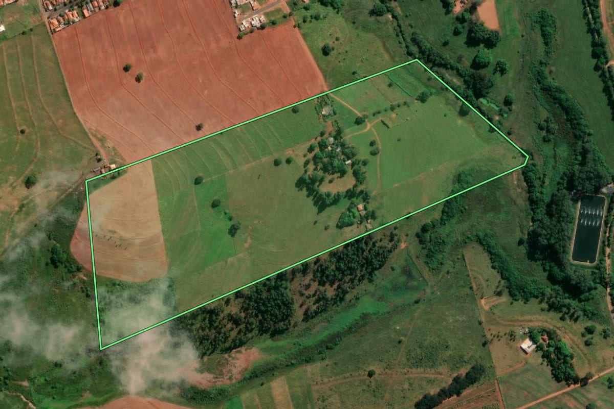 Imagem de satélite do imóvel rural em Taciba (SP), com o contorno declarado no CAR desenhado por cima.