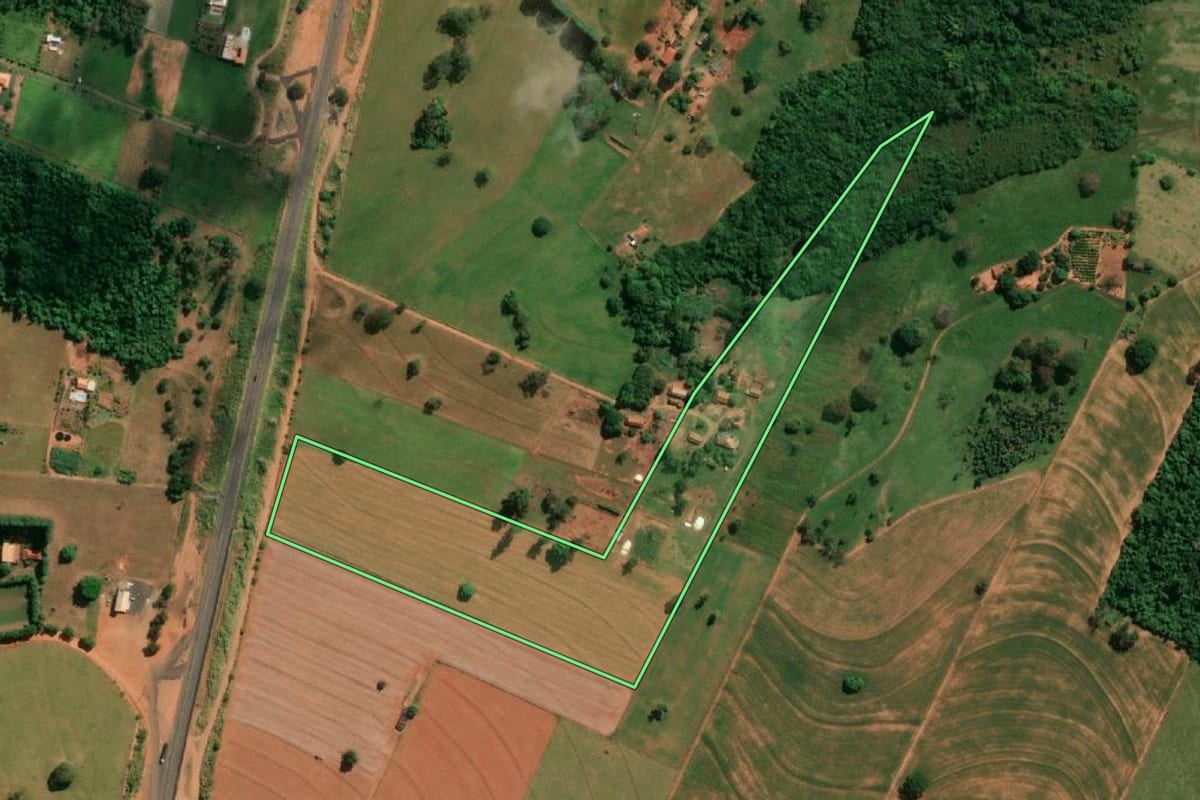Imagem de satélite do imóvel rural em Taciba (SP), com o contorno declarado no CAR desenhado por cima.
