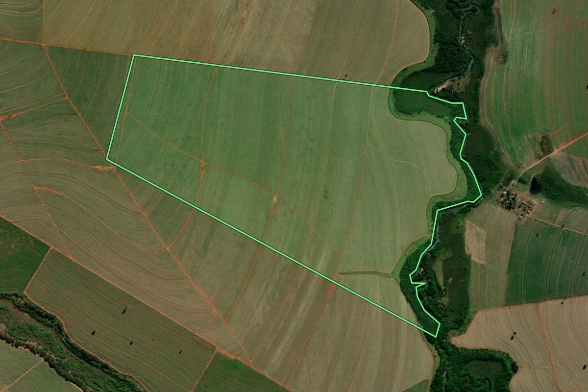Imagem de satélite do imóvel rural em Taciba (SP), com o contorno declarado no CAR desenhado por cima.