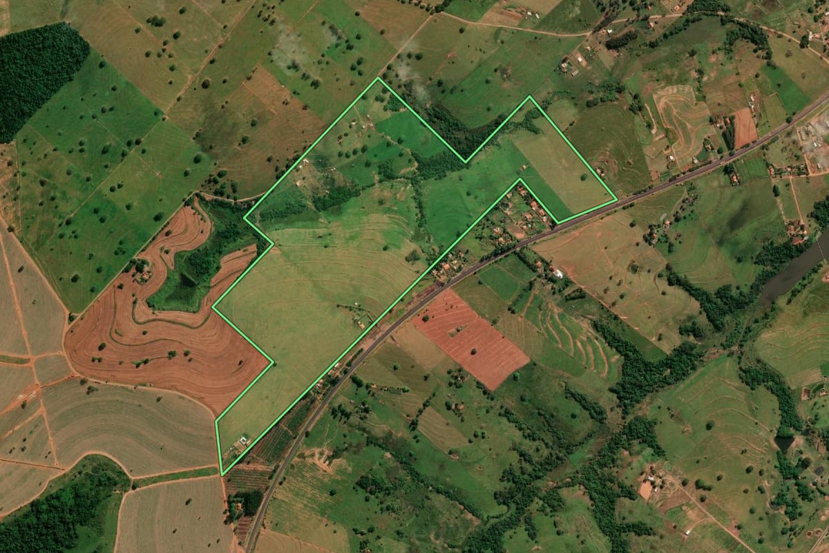 Imagem de satélite do imóvel rural em Taciba (SP), com o contorno declarado no CAR desenhado por cima.