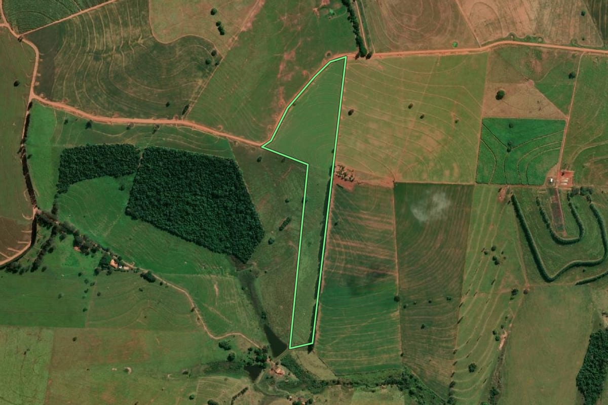 Imagem de satélite do imóvel rural em Taciba (SP), com o contorno declarado no CAR desenhado por cima.