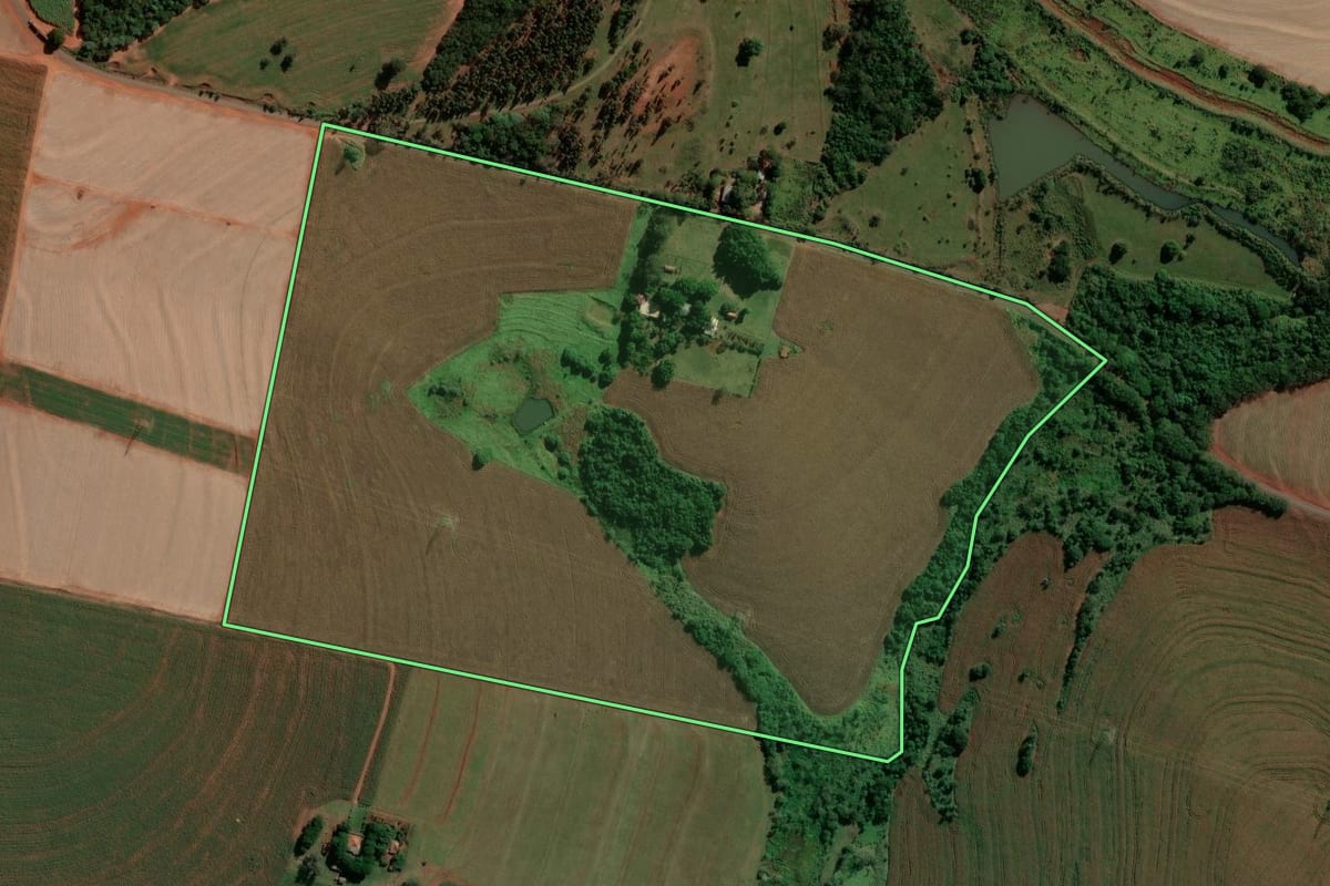 Imagem de satélite do imóvel rural em Taciba (SP), com o contorno declarado no CAR desenhado por cima.