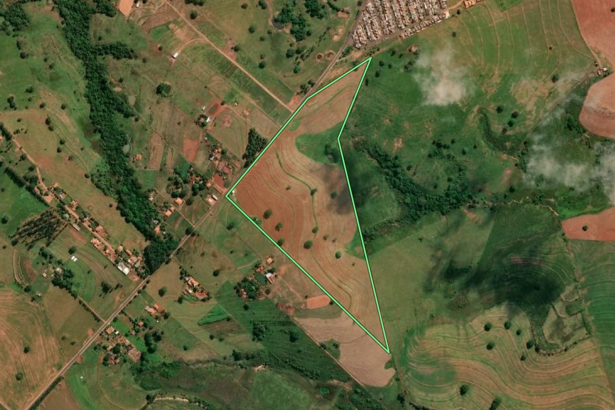 Imagem de satélite do imóvel rural em Taciba (SP), com o contorno declarado no CAR desenhado por cima.