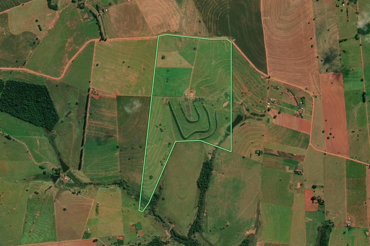 Imagem de satélite do imóvel rural em Taciba (SP), com o contorno declarado no CAR desenhado por cima.