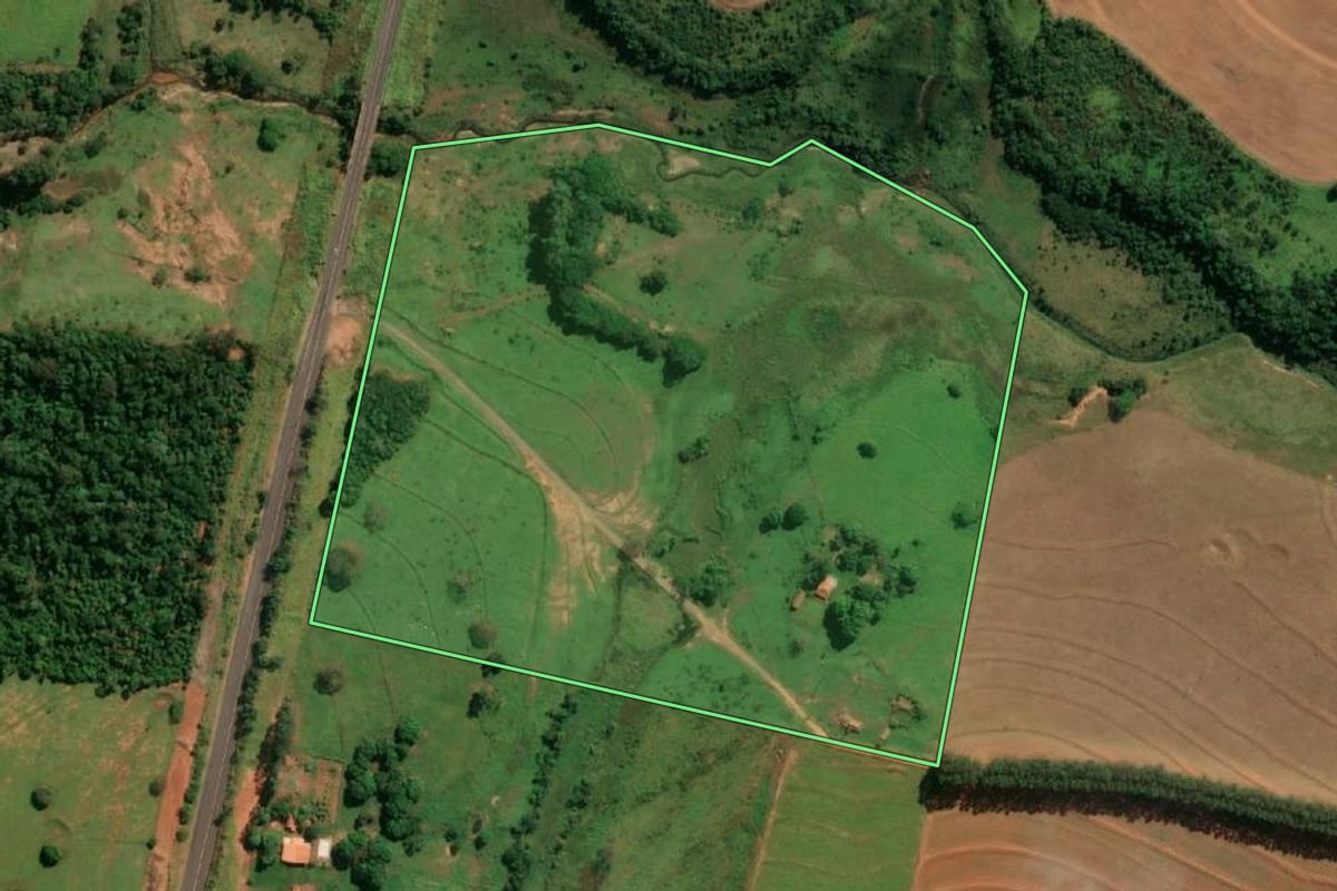 Imagem de satélite do imóvel rural em Taciba (SP), com o contorno declarado no CAR desenhado por cima.