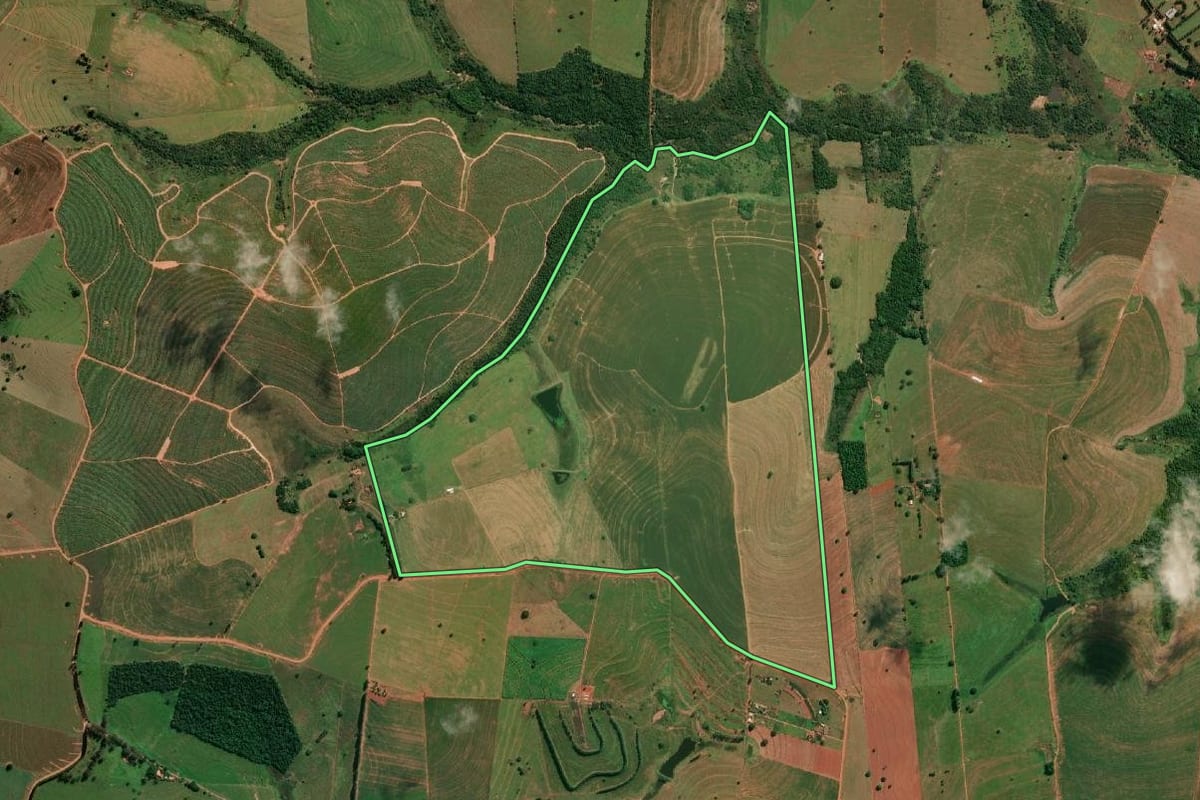 Imagem de satélite do imóvel rural em Taciba (SP), com o contorno declarado no CAR desenhado por cima.