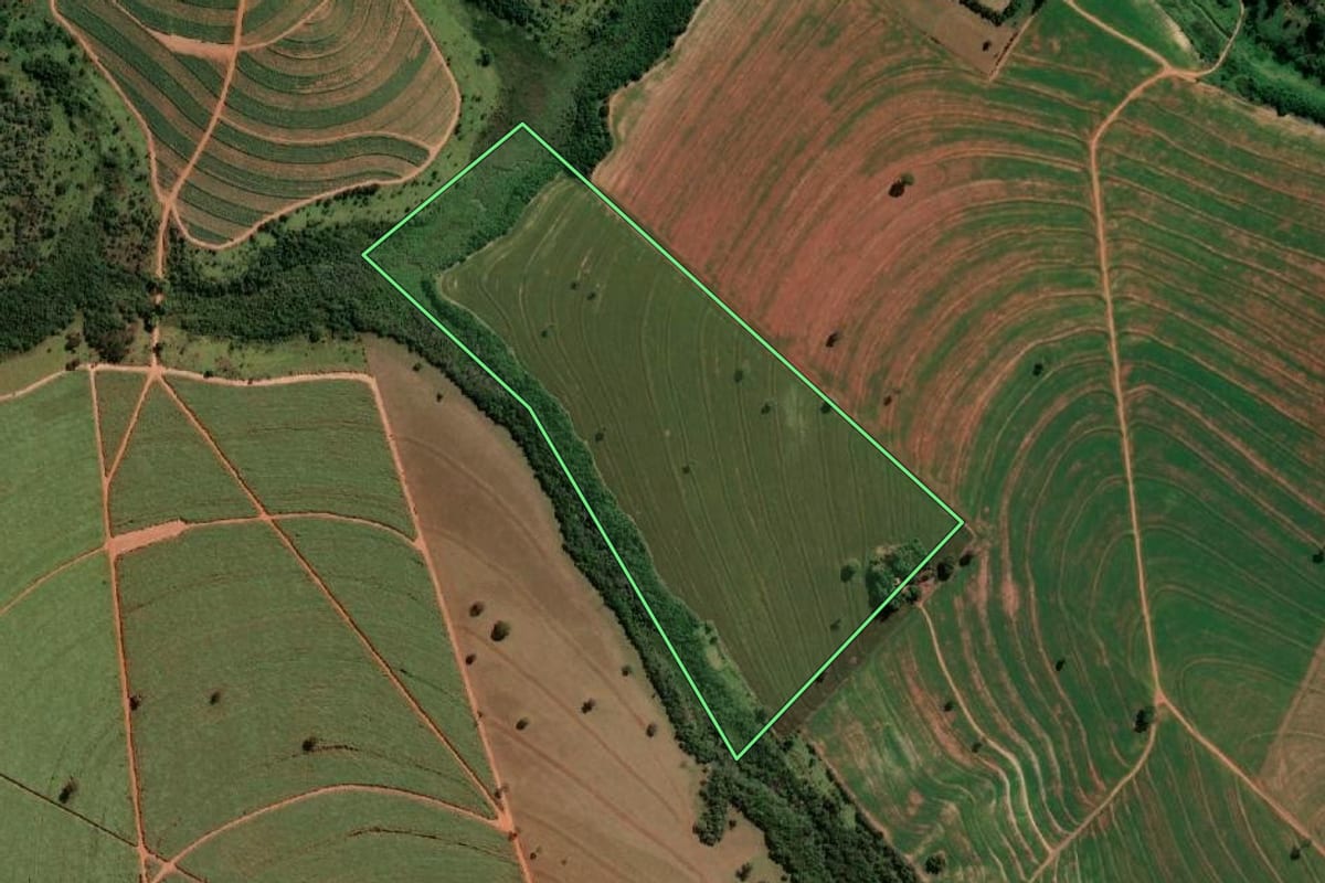 Imagem de satélite do imóvel rural em Taciba (SP), com o contorno declarado no CAR desenhado por cima.