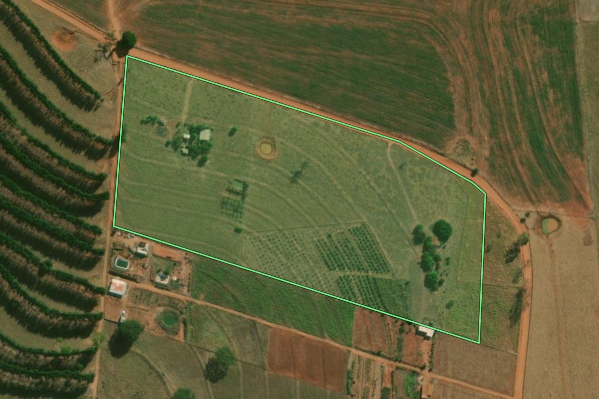 Imagem de satélite do imóvel rural em Taciba (SP), com o contorno declarado no CAR desenhado por cima.