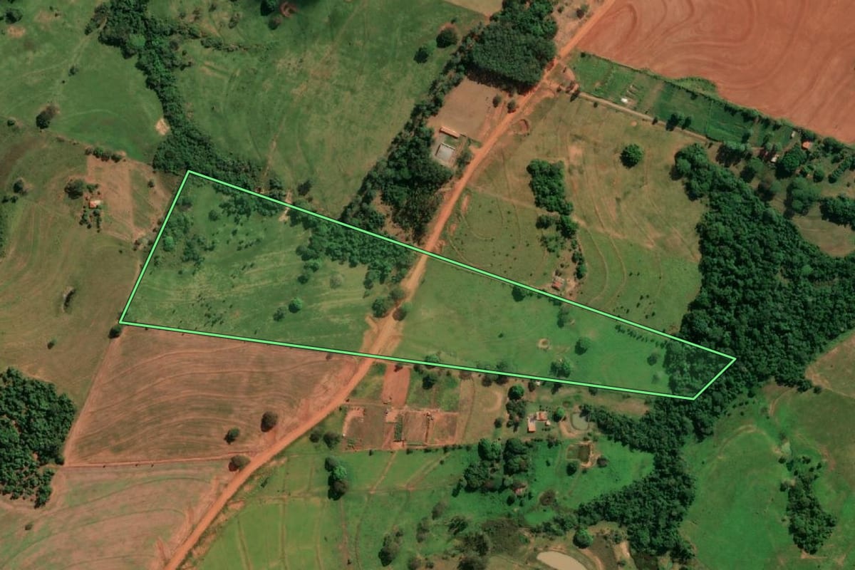Imagem de satélite do imóvel rural em Taciba (SP), com o contorno declarado no CAR desenhado por cima.