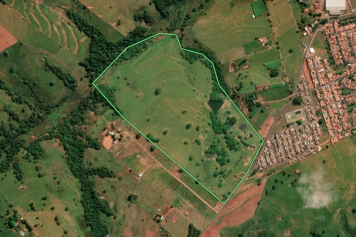 Imagem de satélite do imóvel rural em Taciba (SP), com o contorno declarado no CAR desenhado por cima.