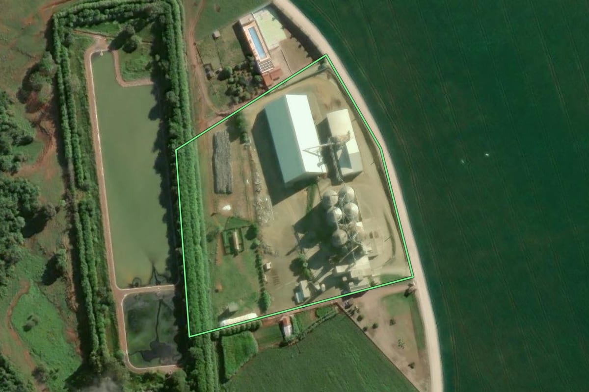 Imagem de satélite do imóvel rural em Taguaí (SP), com o contorno declarado no CAR desenhado por cima.