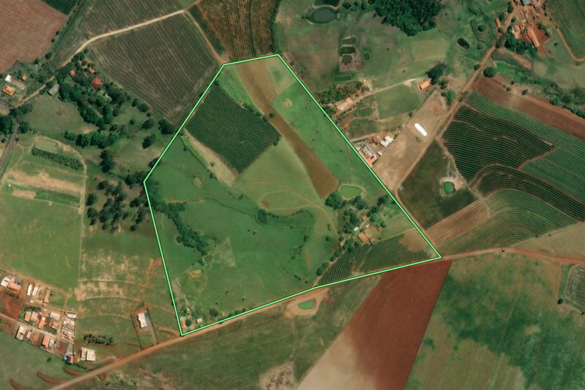 Imagem de satélite do imóvel rural em Taguaí (SP), com o contorno declarado no CAR desenhado por cima.