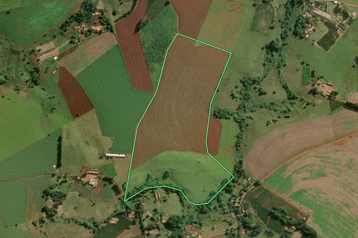 Imagem de satélite do imóvel rural em Taguaí (SP), com o contorno declarado no CAR desenhado por cima.