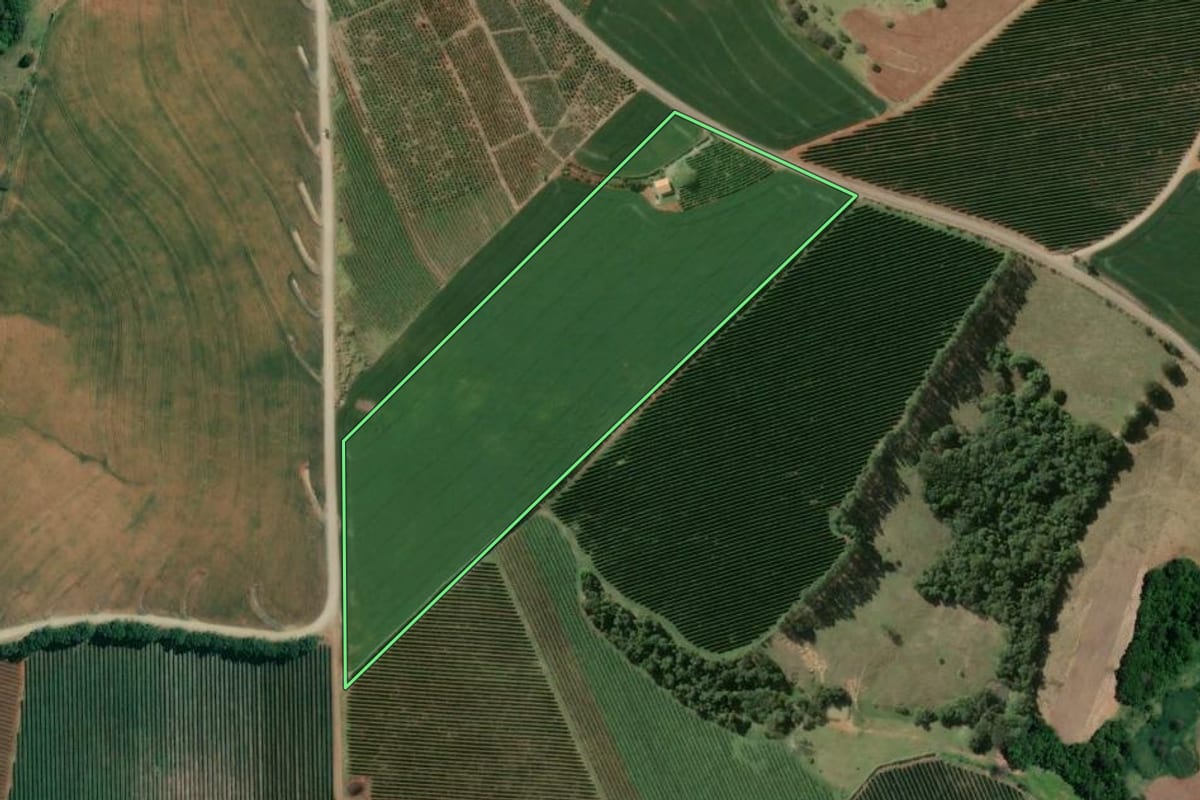 Imagem de satélite do imóvel rural em Taguaí (SP), com o contorno declarado no CAR desenhado por cima.