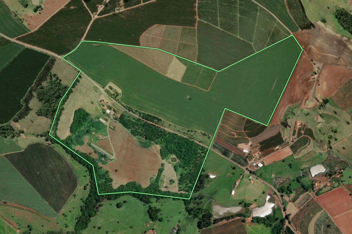 Imagem de satélite do imóvel rural em Taguaí (SP), com o contorno declarado no CAR desenhado por cima.