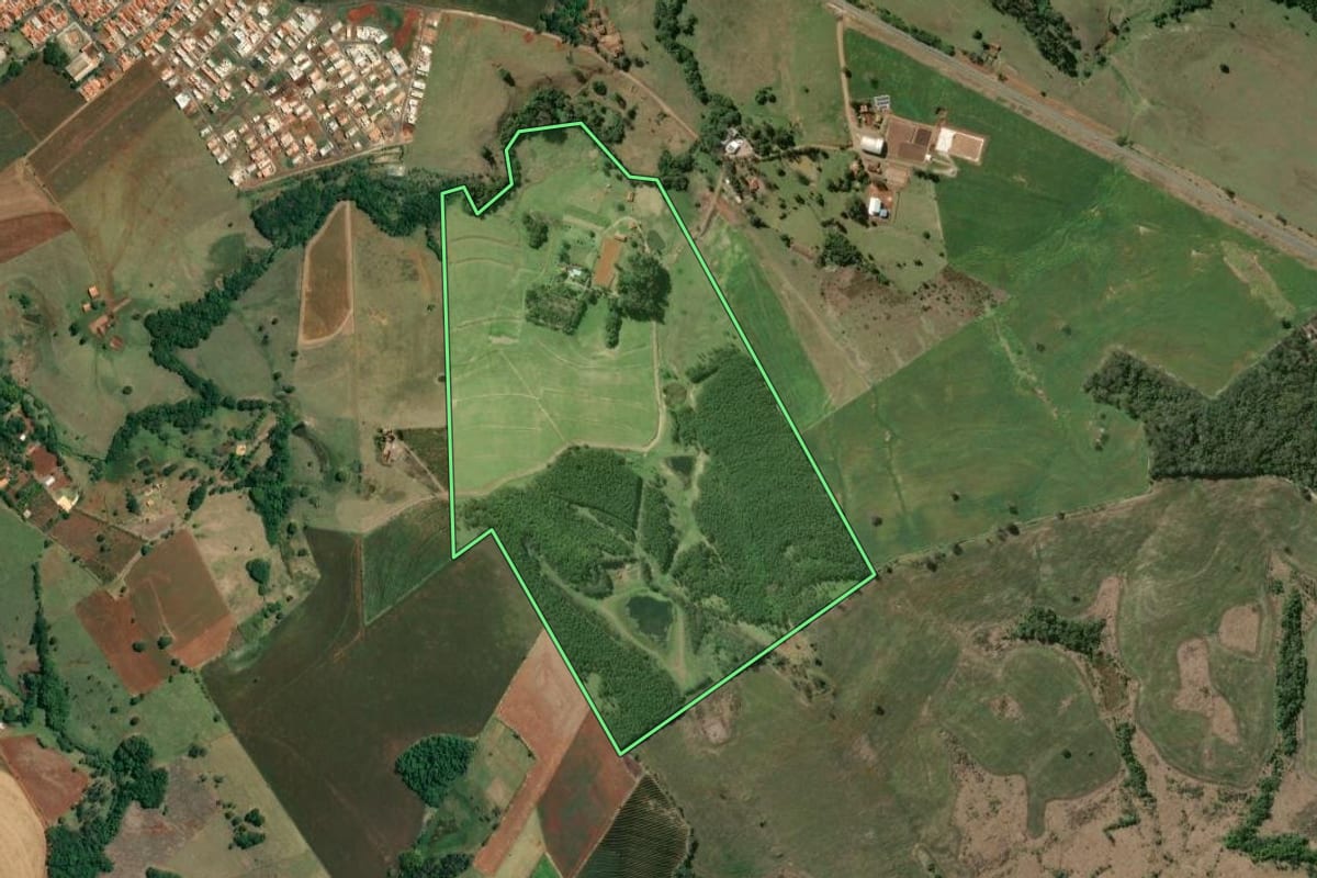 Imagem de satélite do imóvel rural em Taguaí (SP), com o contorno declarado no CAR desenhado por cima.