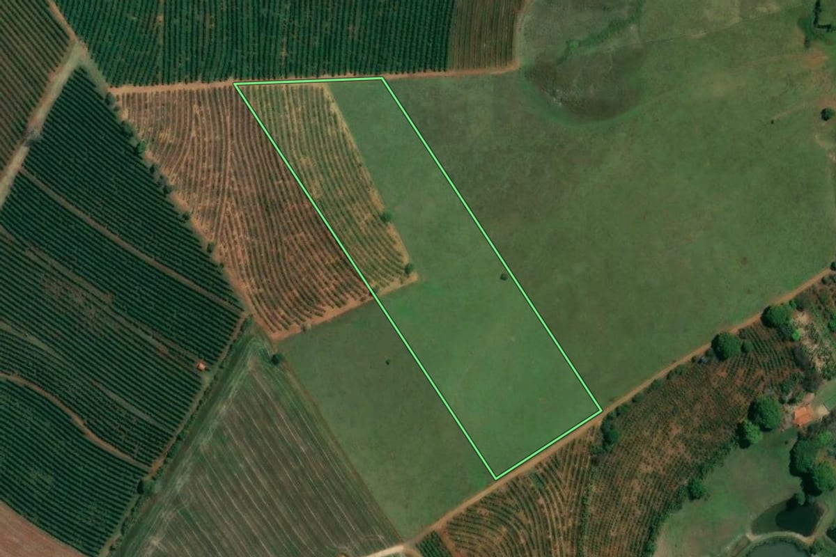 Imagem de satélite do imóvel rural em Taguaí (SP), com o contorno declarado no CAR desenhado por cima.