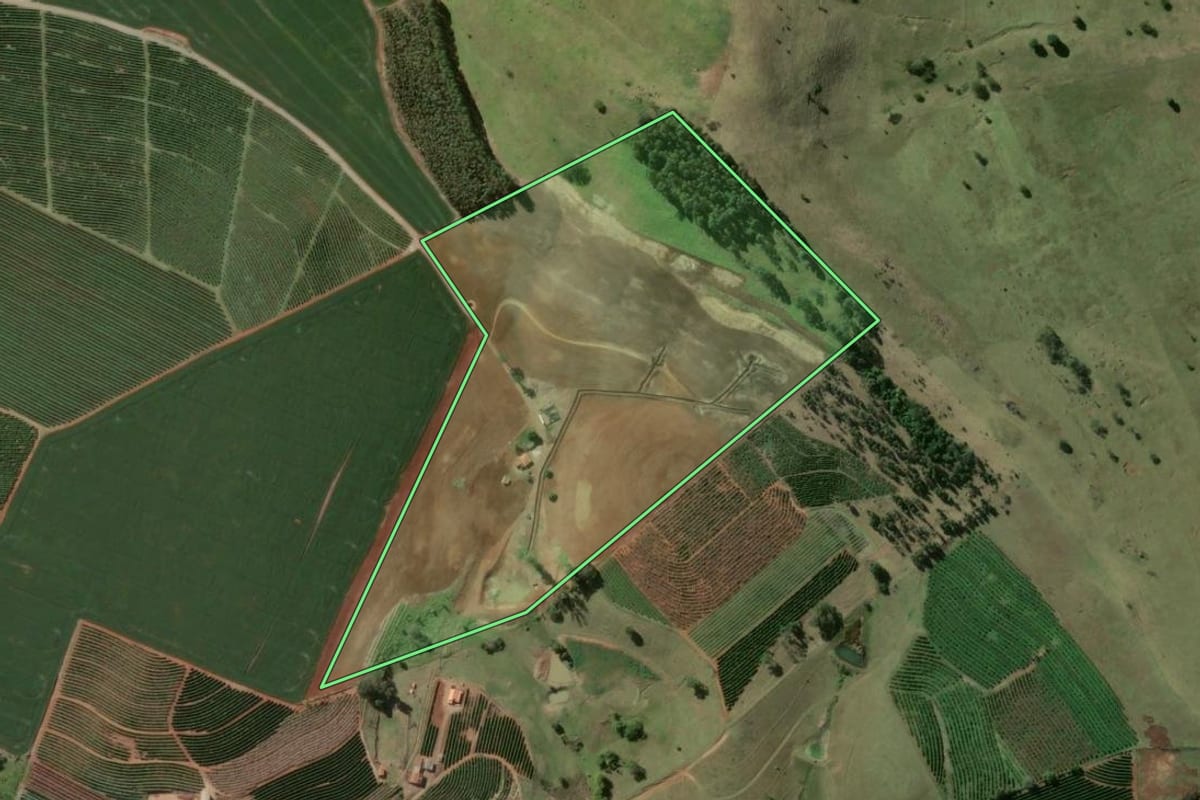 Imagem de satélite do imóvel rural em Taguaí (SP), com o contorno declarado no CAR desenhado por cima.