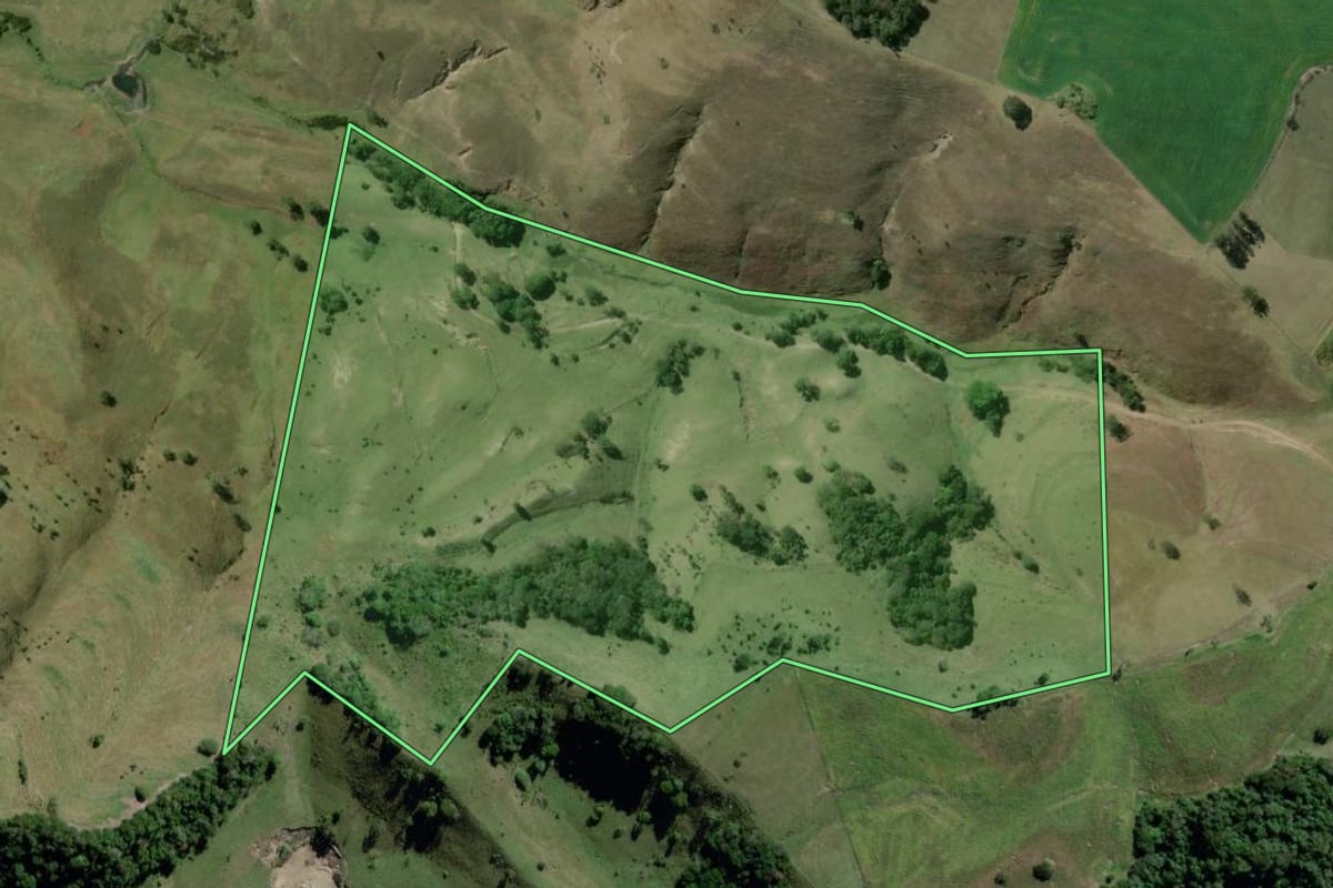 Imagem de satélite do imóvel rural em Taguaí (SP), com o contorno declarado no CAR desenhado por cima.
