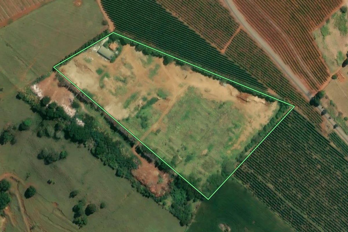 Imagem de satélite do imóvel rural em Taguaí (SP), com o contorno declarado no CAR desenhado por cima.