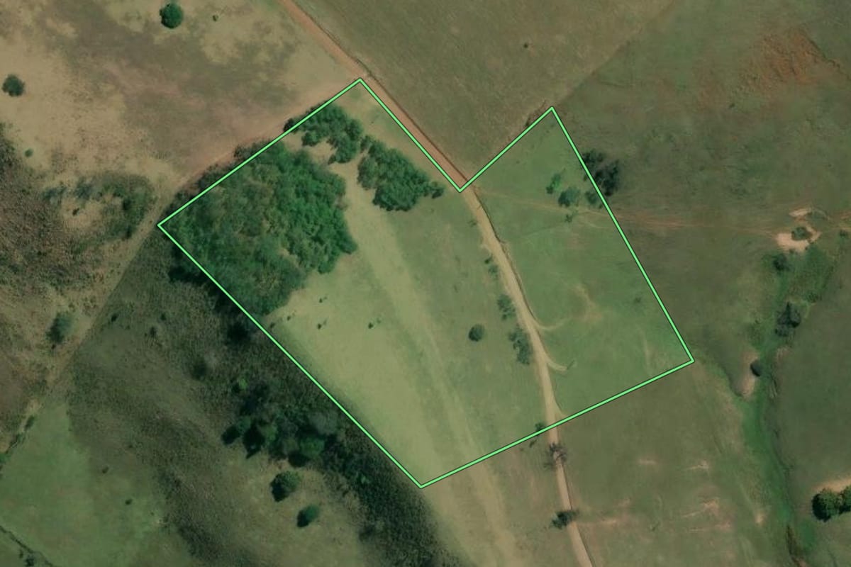 Imagem de satélite do imóvel rural em Taguaí (SP), com o contorno declarado no CAR desenhado por cima.