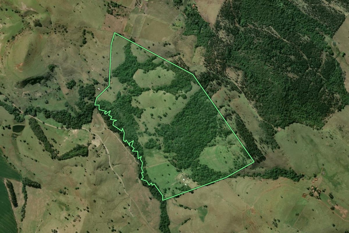 Imagem de satélite do imóvel rural em Taguaí (SP), com o contorno declarado no CAR desenhado por cima.