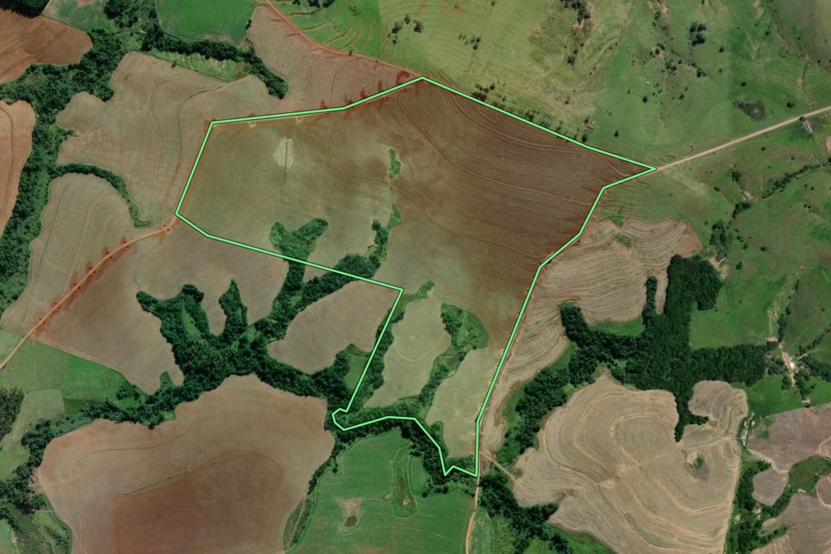 Imagem de satélite do imóvel rural em Taguaí (SP), com o contorno declarado no CAR desenhado por cima.