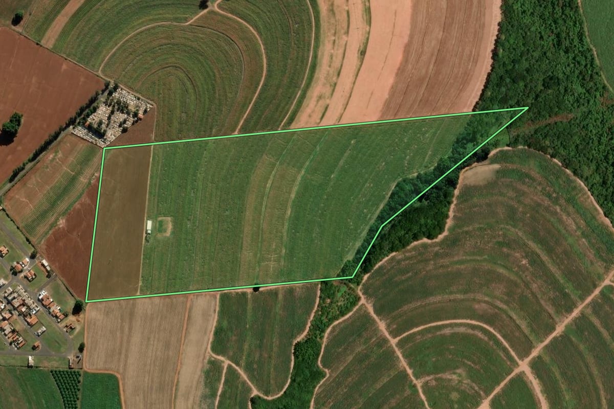 Imagem de satélite do imóvel rural em Taiaçu (SP), com o contorno declarado no CAR desenhado por cima.