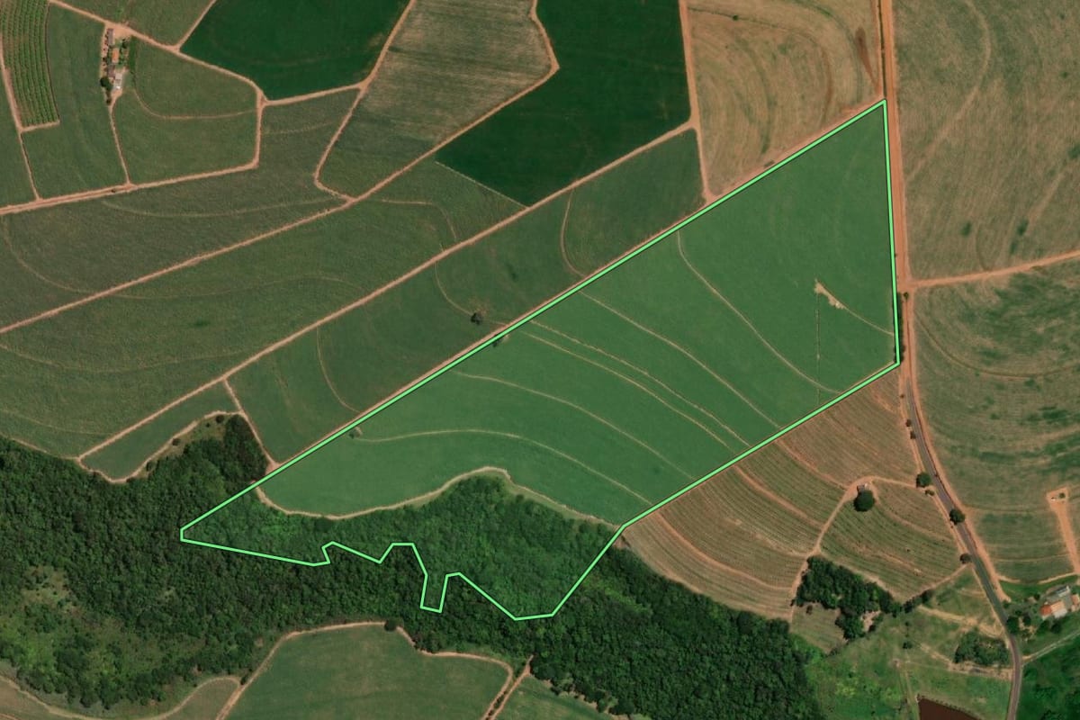 Imagem de satélite do imóvel rural em Taiaçu (SP), com o contorno declarado no CAR desenhado por cima.