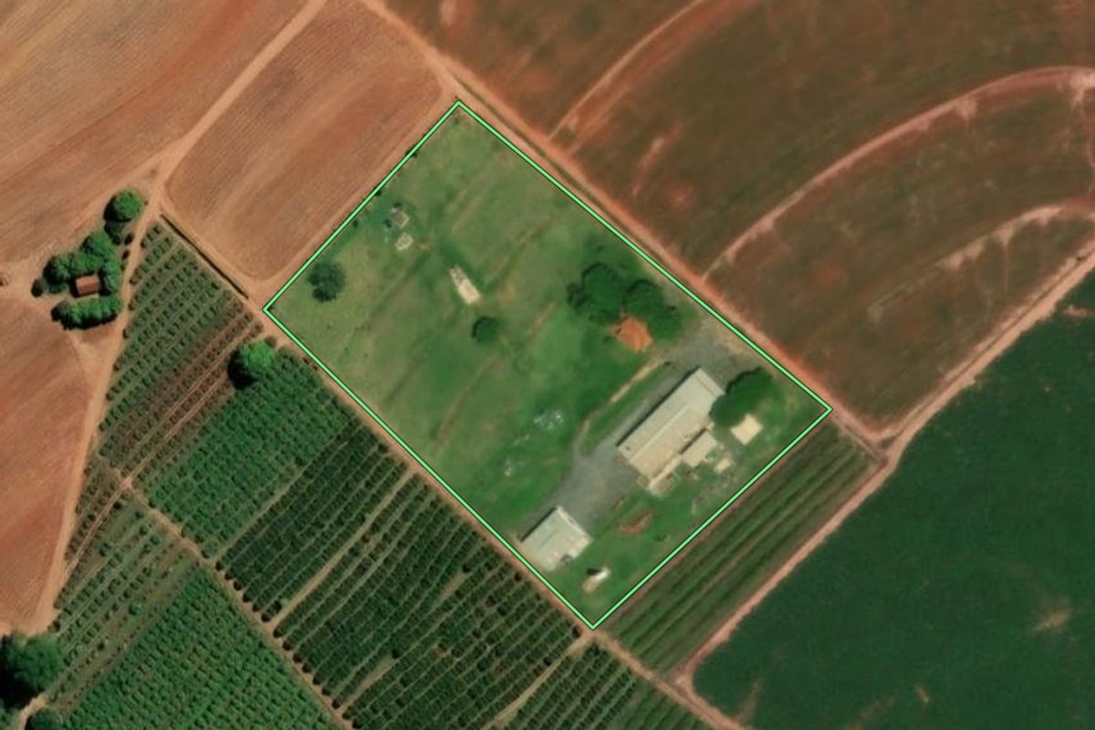 Imagem de satélite do imóvel rural em Taiaçu (SP), com o contorno declarado no CAR desenhado por cima.