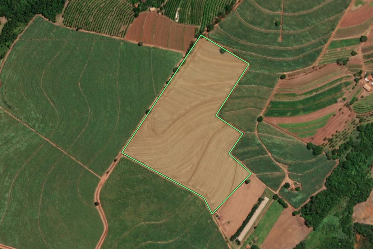 Imagem de satélite do imóvel rural em Taiaçu (SP), com o contorno declarado no CAR desenhado por cima.