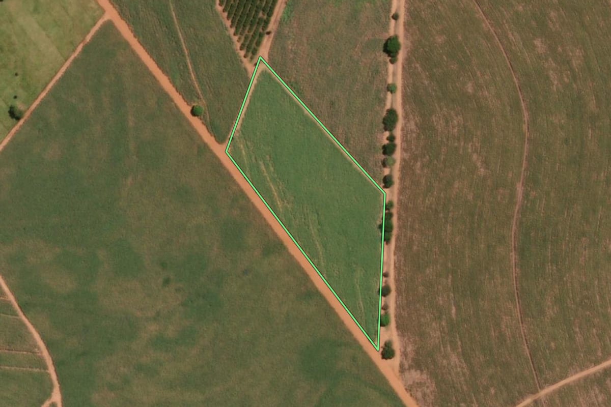 Imagem de satélite do imóvel rural em Taiaçu (SP), com o contorno declarado no CAR desenhado por cima.