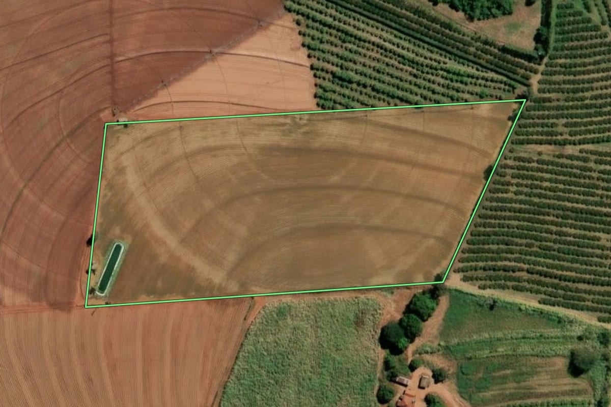 Imagem de satélite do imóvel rural em Taiaçu (SP), com o contorno declarado no CAR desenhado por cima.
