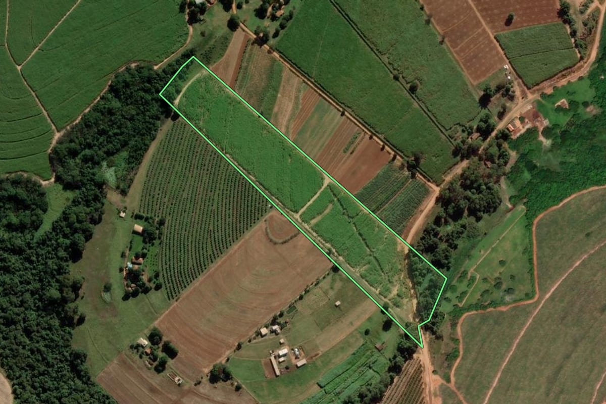 Imagem de satélite do imóvel rural em Taiaçu (SP), com o contorno declarado no CAR desenhado por cima.