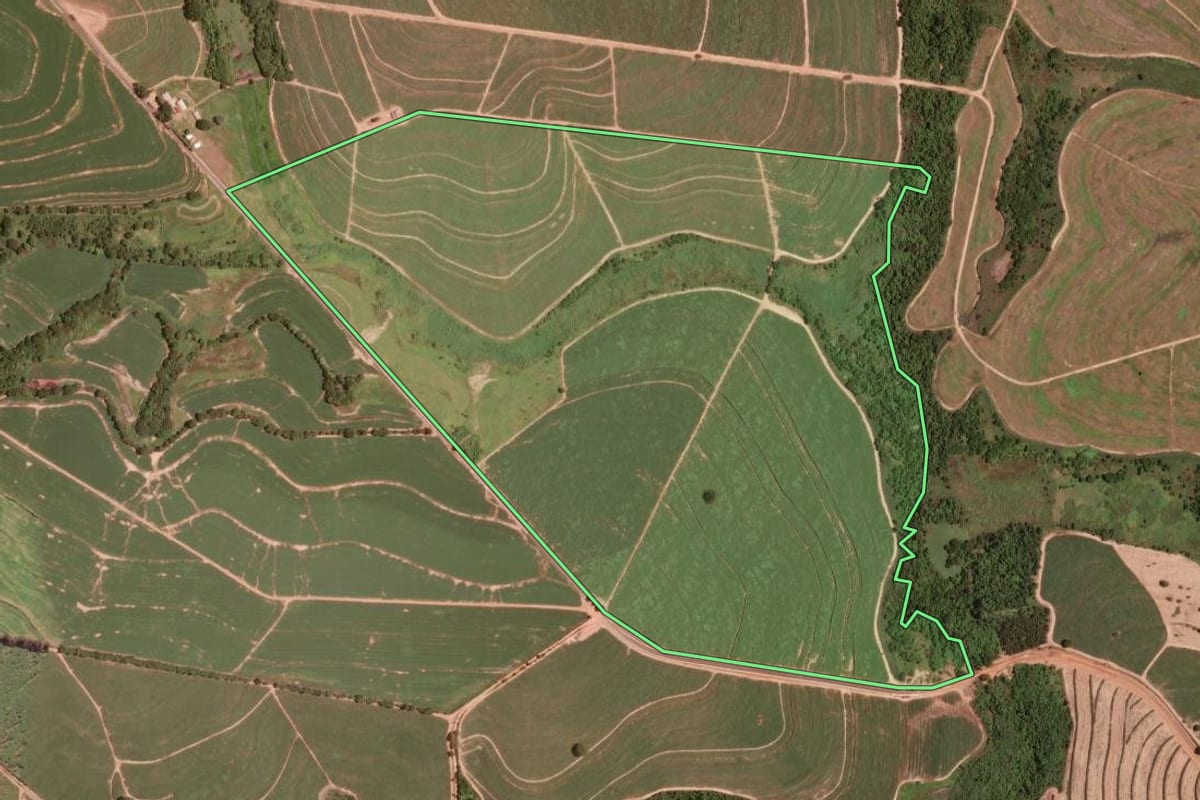 Imagem de satélite do imóvel rural em Taiaçu (SP), com o contorno declarado no CAR desenhado por cima.