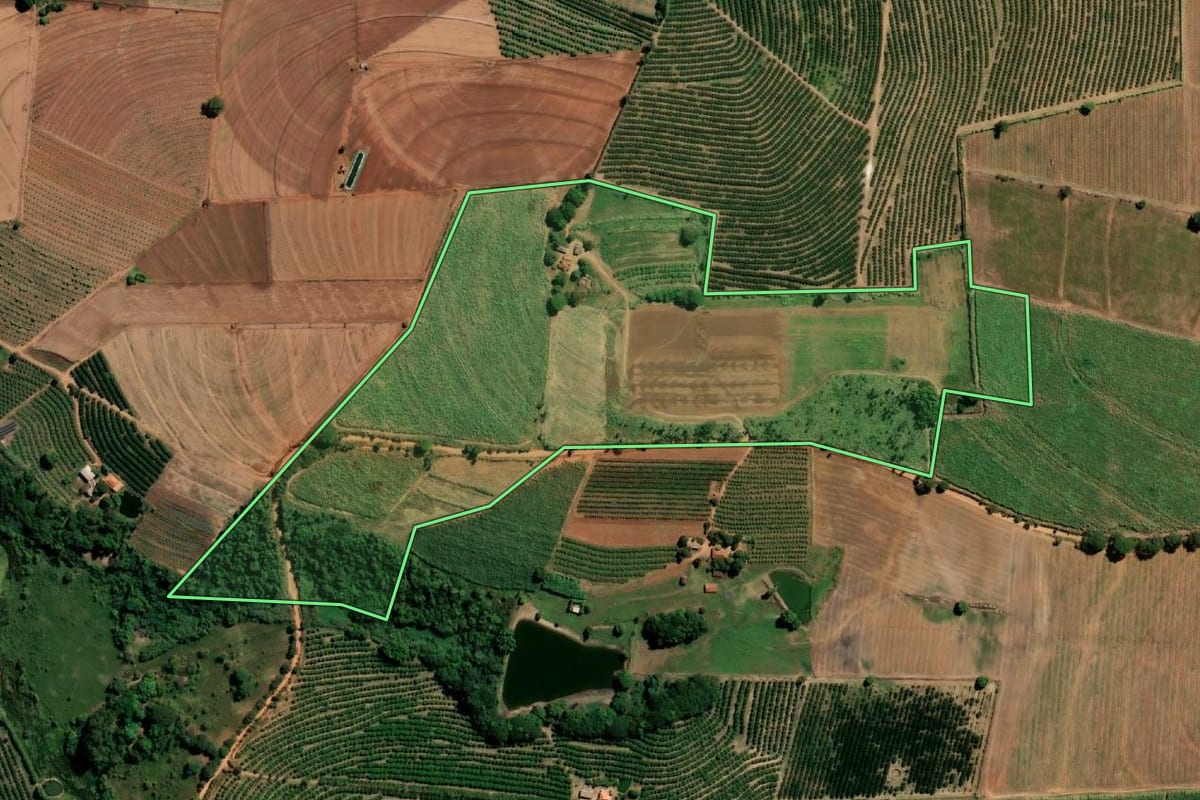 Imagem de satélite do imóvel rural em Taiaçu (SP), com o contorno declarado no CAR desenhado por cima.
