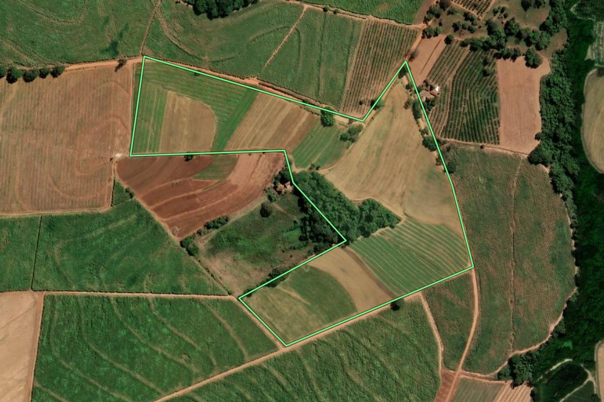 Imagem de satélite do imóvel rural em Taiaçu (SP), com o contorno declarado no CAR desenhado por cima.