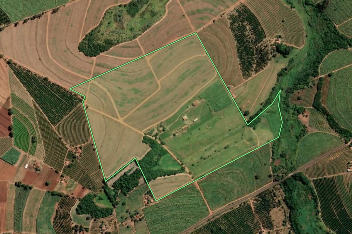 Imagem de satélite do imóvel rural em Taiaçu (SP), com o contorno declarado no CAR desenhado por cima.