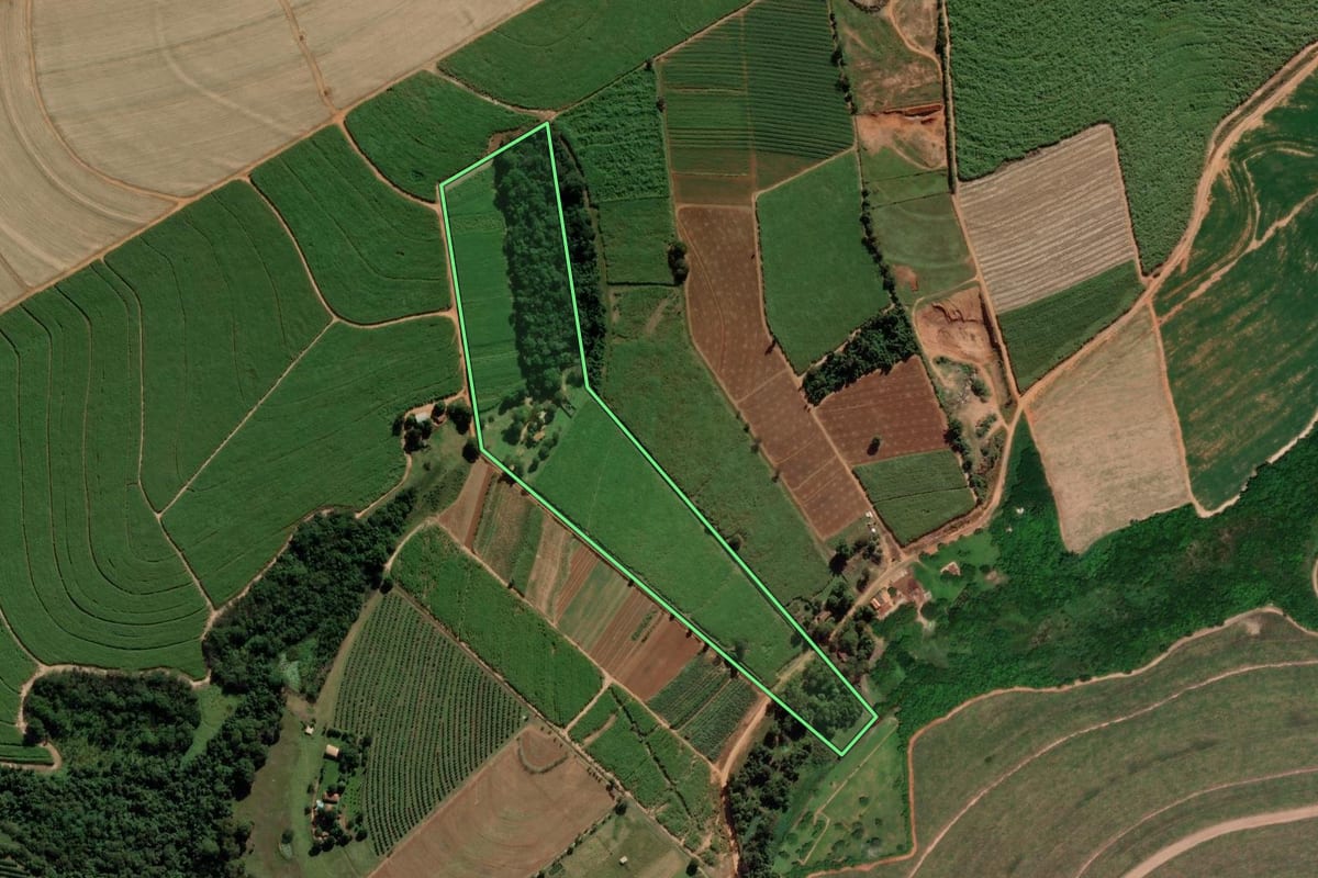 Imagem de satélite do imóvel rural em Taiaçu (SP), com o contorno declarado no CAR desenhado por cima.