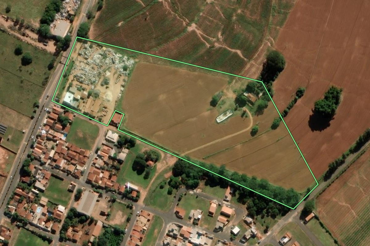 Imagem de satélite do imóvel rural em Taiaçu (SP), com o contorno declarado no CAR desenhado por cima.