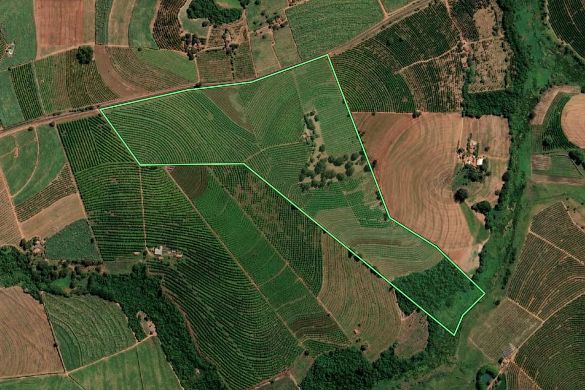 Imagem de satélite do imóvel rural em Taiaçu (SP), com o contorno declarado no CAR desenhado por cima.