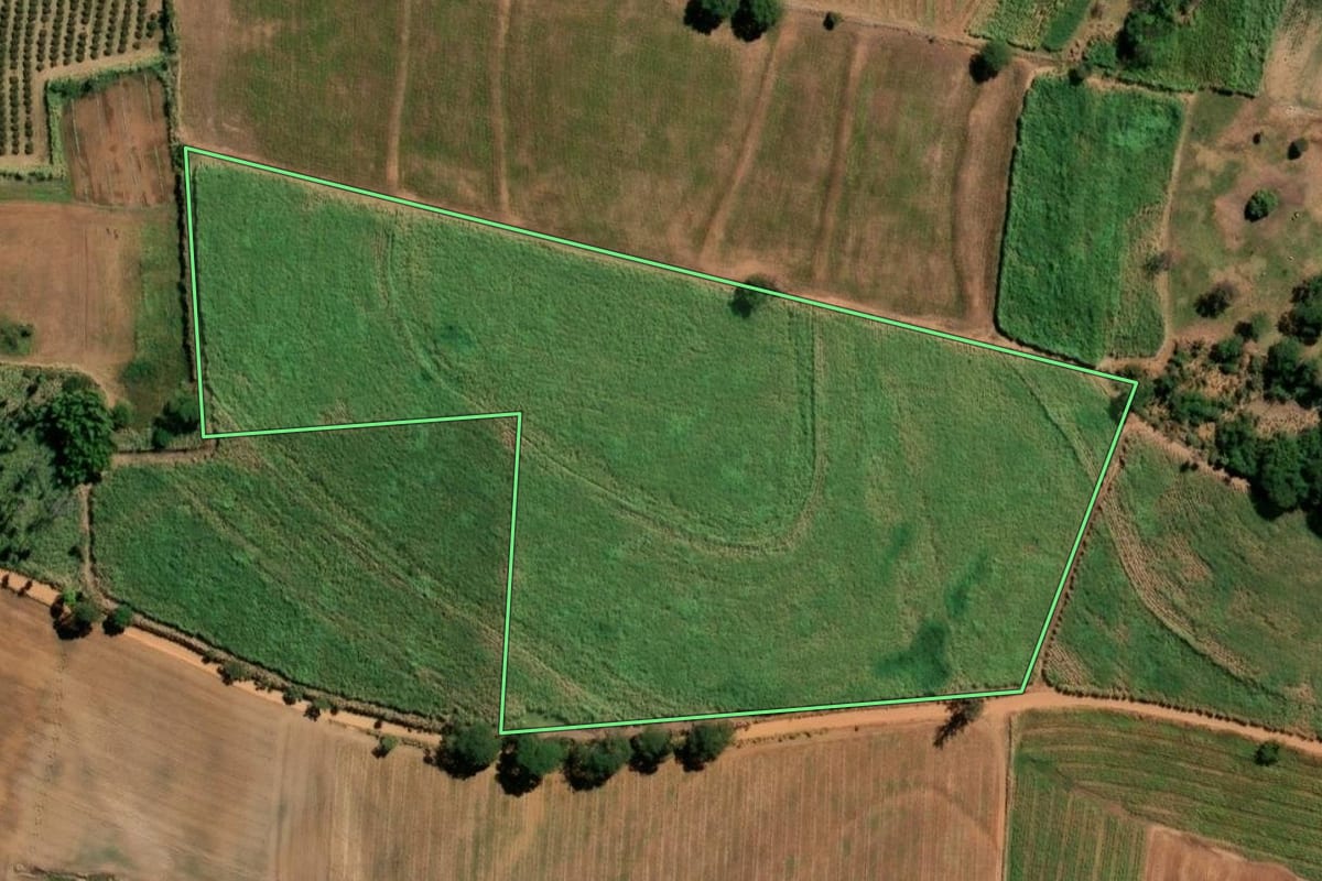 Imagem de satélite do imóvel rural em Taiaçu (SP), com o contorno declarado no CAR desenhado por cima.