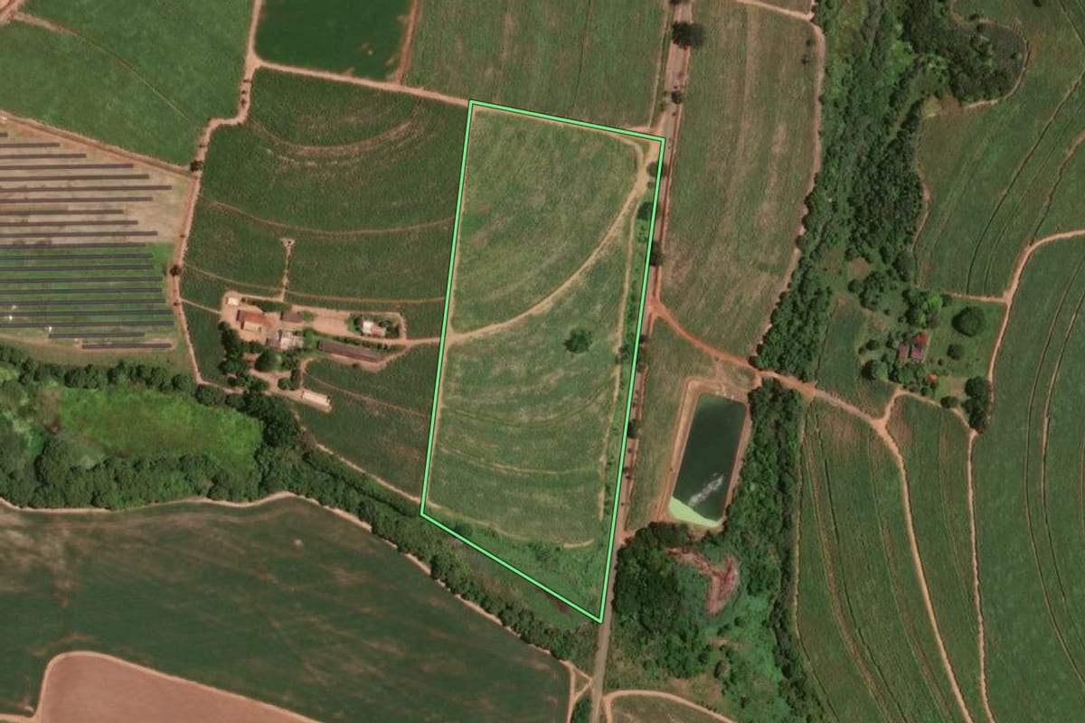 Imagem de satélite do imóvel rural em Taiúva (SP), com o contorno declarado no CAR desenhado por cima.