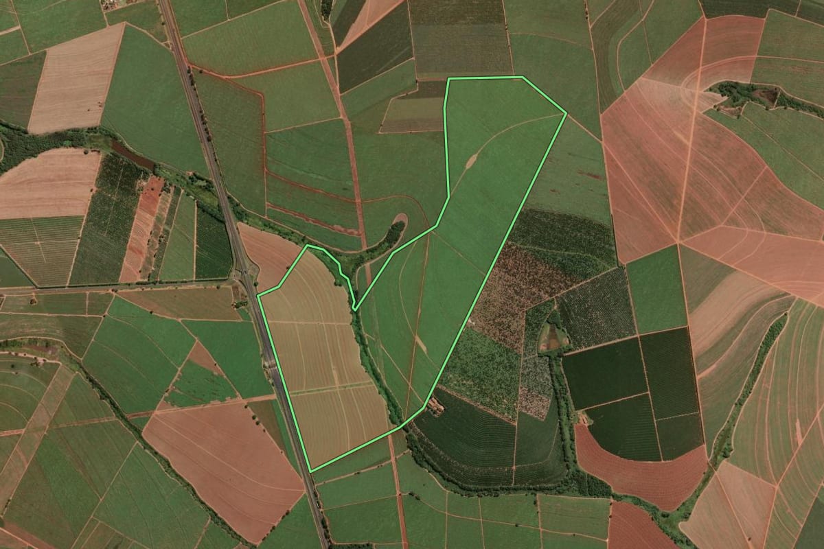 Imagem de satélite do imóvel rural em Taiúva (SP), com o contorno declarado no CAR desenhado por cima.