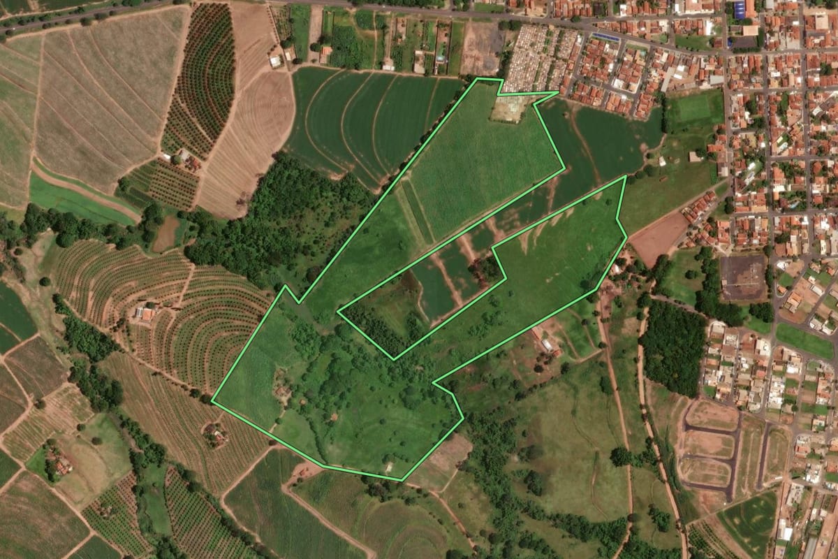 Imagem de satélite do imóvel rural em Taiúva (SP), com o contorno declarado no CAR desenhado por cima.